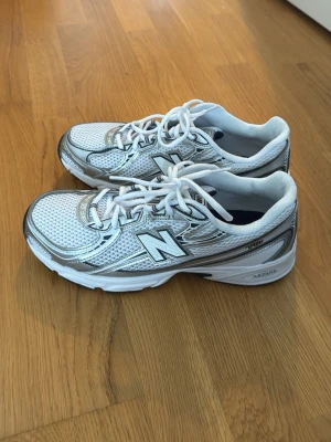 New Balance 740 U740WN2 - Storlek 42 - Saljer ett par New Balance 740, modell U740WN2, i storlek EU 42. Skorna ar i fint skick och oanvända med originalkartong som medföljer. Säljer då jag har flera liknande sneakers. Skickas väl emballerade.