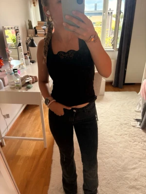 Svarta bootcut jeans - Säljer ett par svart/grå midwaist bootcut jeans från JDY. De är i storlek 27/32 men skulle säga att de passar någon som brukar ha S/34. De är använda men fortfarande i bra skick. Pris kan diskuteras och om man har några funderingar är det bara att höra av sig! Mvh Amanda💕