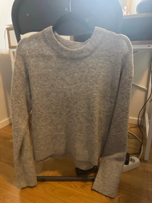Stickad tröja - Grå stickad från gina Young. Storlek 158/164 tror jag 