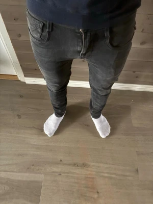 Replay Anbass Hyperflex jeans  - Säljer nu dessa Replay Anbass Hyperflex Jeans, bra skick bortsett från slitage, W32 och L30. Därav detta dunderpriset Skriv för fler bilder/frågor 🙌🏻 // Milton 