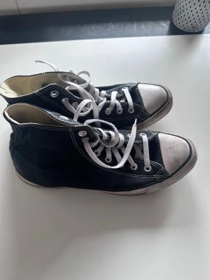 Converse - Säljer dessa Converse då de ej kommit till användning på några år. Hyfsat bra skick. Smutsig tip och vid framsidan av sulan men personligen så blir de snyggare så. 