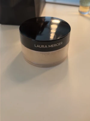Laura Mercier Translucent Loose Powder - Laura Mercier Translucent Loose Setting Powder i färgen translucent. Kommer i en rund burk med svart lock och genomskinlig behållare. Perfekt för att fixera din foundation och ge en matt finish. Innehåller 29g puder. Använt 2 gånger, säljer pga att jag köpt fel färg! Köptes för 595kr på NK❣️