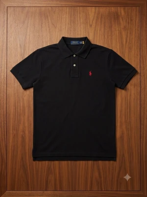 Svart pikétröja från Ralph Lauren - Säljer en klassisk och stilren pikétröja från Polo Ralph Lauren i vitt med den ikoniska marinblå loggan på bröstet. Modellen är Custom Slim Fit, vilket ger en modern och mycket snygg passform.  Märke: Polo Ralph Lauren Storlek: M (Custom Slim Fit) Färg: Vit med marinblå broderad logga Axelbredd: 50 cm Längd: 69 cm  Skick: I absolut nyskick! Endast använd 3 gånger och mycket väl omhändertagen. Inga blekningar, hål eller fläckar.  📦 Frakt: Jag skickar samma dag eller senast dagen efter betalningen