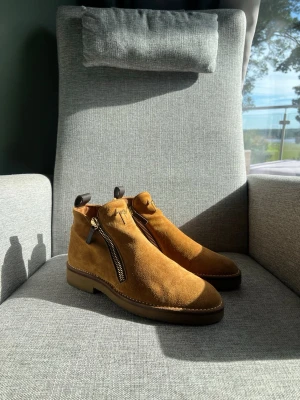 Bruna mocka giuseppe zanotti boots  - Säljer ett par snygga sällsynta giuseppe zanotti skor, storlek 42 men passar även 43, ingen box medföljer.