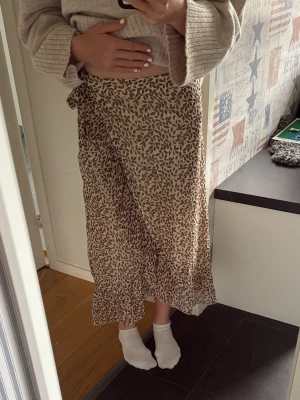 Beige långkjol - Säljer en fin långkjol med rosett som man knyter på sidan🤗