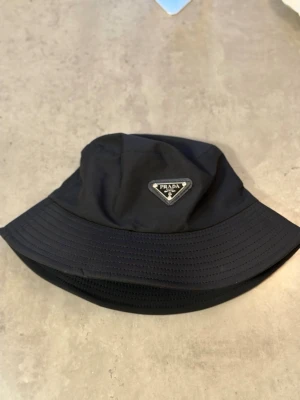 Svart bucket hat från Prada - Dm vid intresse (priset kan diskuteras)