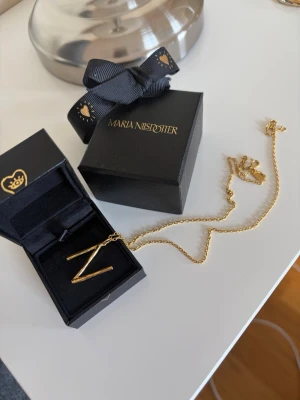 Maria Nilsdotter halsband  - Superfint bokstavshalsband i guld. N:et står för ”Nilsdotter”. Varsamt använt utan slitage, priset går att diskutera vid snabb affär☺️