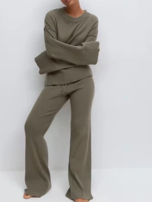Ribbstickade khaki färgade mjukisbyxor - Säljer ett par ribbstickade mjukisbyxor i khaki färg med breda ben och dragsnöre i midjan. Slutsålda på Ginas hemsida 🥰nypris 300kr