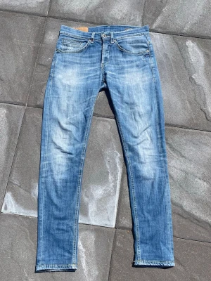 Dondup George  - Tja! Säljer ett par ljusblå jeans från Dondup med modellen George som är skinny/slim med raka ben och klassisk femficksmodell. Jeansen har snygga slitning framtill och bak, samt kontrastsömmar. Tillverkade i denim med en avslappnad vibe, perfekta till en perfekt outfit. Skicket är 8,5/10 se bilder! Storlek 30 skulle säga att de är perfekt på någon som är runt 170-177 ungefär!! Hör av dig vid mer frågor eller funderingar🕺mvh Ga🤩