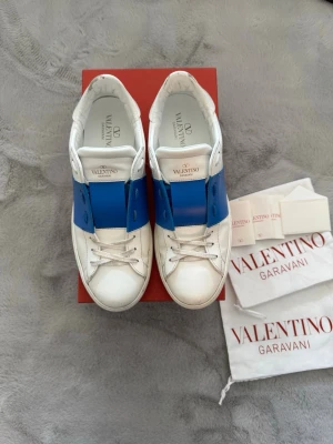 Valentino skor - Valentino open skor i storlek 45 som är i super fint skick utan hål eller liknande, allt orginal medföljer. Box, dustbags,valentino kort, extra snören och kvitto. Nypris 7300kr mitt pris endast 3499kr! Hör av er vid frågor. Mvh Trend closet🙌
