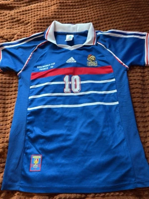 Retro Frankrike tröja ZIDANE - En väldigt fräsch och snygg retro tröja. Zidane nummer 10
