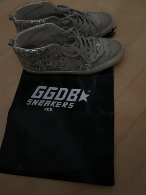 Golden goose sneakers 39 - Super fina golden goose sneakers i silver färg❤️i toppen skick. 