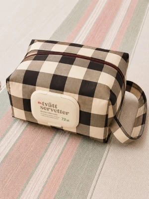 Liten skötväska / fodral för våtservetter /blöjor, handsytt - Liten skötväska / fodral för våtservetter /blöjor, handsytt  Beskrivning: Handsytt fodral för blöjor samt med smart hål för att trä dit våtservetter med lock. Utöver våtservetter rymmer du ca 12-15 blöjor storlek 5 och ombyte.  Passar de flesta standardförpackningar med upp till ca 72 våtservetter. Perfekt att ha i skötväskan, bilen, vagnen eller hemma.  ✨ Handgjord ✨ Återanvänt plastlock från originalförpackning ✨ Dragkedja för enkel påfyllning ✨ Praktiskt bärhandtag ✨ Tvättbart tyg   Mått: ca 