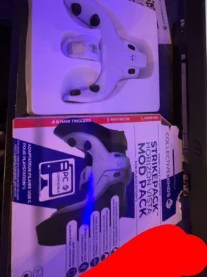 Strike Pack Horizon Vista Mod Pack - Strike Pack Horizon Vista Mod Pack till PlayStation 5 från Collective Minds. Vit adapter med svarta detaljer som ger extra funktioner till din handkontroll, som hair triggers och rapid fire. Ansluts via USB-C och funkar även till PC.