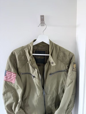 Ralph Lauren Field jacket  - Säljer den här riktigt feta och unika Ralph Lauren Field jackan!! Jackan är i riktigt bra skick och är väldigt svår att få tag på vilken leder till att den är OTROLIGT eftertraktad! Jackan är otroligt dyr även när den säljs här på plick så skulle säga att ni får en riktigt schysst deal för mitt pris! Hör av er vid behov av fler bilder eller andra funderingar! 