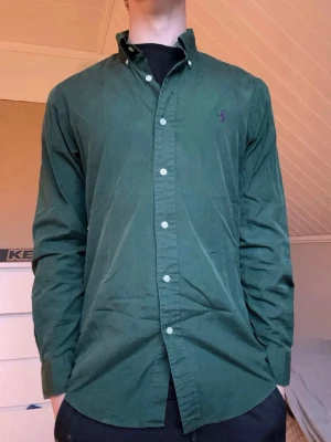Ralph Lauren skjorta | S - Ralph lauren skjorta | Storlek S | Mycket bra skick | Modellen är 175cm och väger 65kg | Hör av er vid frågor eller prisförslag!😀