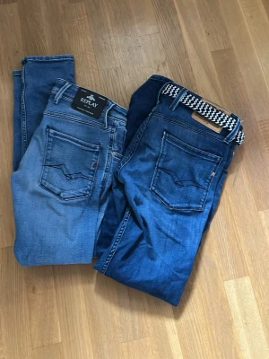 Två par jeans från Replay - Säljer två par snygga jeans från Replay. Ena paret är ljusblått med klassisk femficksdesign och det andra är mörkblått. De ljusa är i storlek 30/30 och  mörka i 31/34. Skriv ifall intresserad eller funderingar. Pris ej hugget i sten☺️