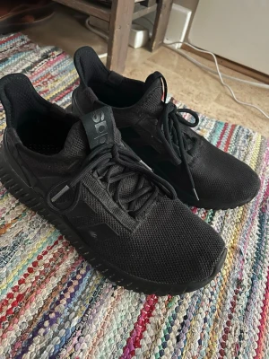 Adidas runners  - Passar som 44 Använda ett fåtal gånger.  Ifall du har några frågor så är de bara att skriva jag är aktiv och skickar iväg snabbt. Priset kan diskuteras 