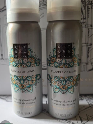 Rituals ,Flowers of India " 25 years celebration collection" - Två flaskor Rituals Flowers of India foaming shower gel, 50 ml vardera. Flaskorna är silverfärgade med dekorativt mönster i turkos, gult och svart. Ger ett lyxigt skum med doft av jasmin och bergamott.