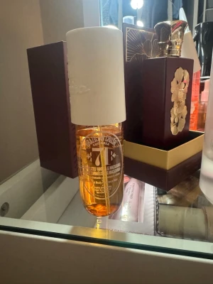 Sol the janiero  - En snygg parfymflaska i genomskinligt glas med solgul vätska och stor vit kork. Flaskan har en modern design och text i vitt på framsidan. Perfekt för dig som gillar fräscha och söta dofter. Mer än 80% kvar