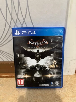 Batman Arkham Knight PS4 spel - Säljer Batman Arkham Knight till PlayStation 4. Perfekt för dig som gillar action och superhjältar.