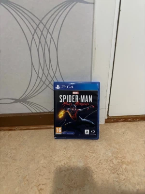 Spider-Man Miles Morales PS4 spel - Marvel's Spider-Man: Miles Morales till PlayStation 4. Actionfyllt äventyr där du spelar som Miles Morales i New York.
