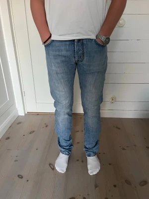 Jacob Cohën Jeans - Säljer nu dessa snygga Jacob Cohën jeans!  Den har färgen ljusblå, och har en snygg wash, vilket ger en riktigt stilig look till sommaren!  Storleken är 32, men jag skulle säga att den sitter som mellan 31 och 32 ungefär. Passformen sitter som slim.  Skicket är 8/10, endast slitna vid kanter, alltså längst ner vid benen, och och längst upp på midjan, som blir riktigt snyggt!  Nypriset är 4999kr❌ Mitt pris är 1299 kr✅  Om du har några frågor eller funderingar är det bara att fråga!