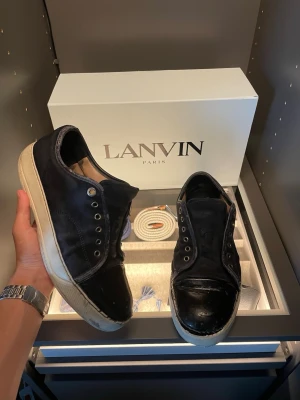 Svarta Lanvins - Svarta Lanvins i storlek 42 och 1/2 BOX och skosnören ingår! | Ganska dåligt skick, sulan är utbytt och på vänster sko har sulan lossnat men det kan man fixa hos skomakare!👌Nypris≈ 5000     Mitt pris= 399!