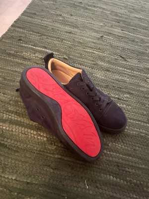 Mörkblåa loubs  - Tjena, jag säljer mina marinblåa loubs då de är lite för stora för mig, de är knappast använda och jag skulle säja att skicket är 8 av 10. Priset är inte hugget i sten och jag kan gå ner vi snabb affär. Tveka inte att skriva om du har några frågor