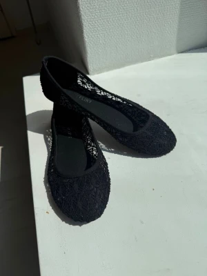 Svarta spetsballerinaskor FLIRT - Snygga svarta ballerinaskor från FLIRT med spetsdetaljer och rundad tå. Skorna har ett genombrutet mönster i spetsmaterial som ger en luftig och elegant känsla. Perfekta för dig som gillar en feminin och trendig stil.