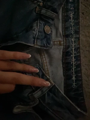 mörkblå jeans - Högmidjade Jeans🩵🩵