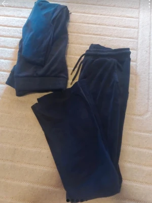Blått mjukis set - Ett blått mjukis set ifrån gekås och det ända som är fel på dem är att silvriga delen på byxorna har åkt av men det visas tydligt på andra bilden🩵