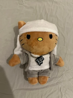 Eminem Hello Kitty docka - Eminem/Slim shady Hello Kitty docka, klädd i grå mjukisdress, vit t-shirt och durag 😆 Har 2 stycken därav vill jag bli av med denna