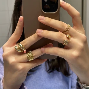 Guld pläterade ring ( rostfritt stål) - Ringarna är Sterling silver/ guld pläterade. De är dessutom justerbara vilket innebär att de passar alla! Skötselråd och putsduk medföljer också. Priset på annonsen ( 119-149kr ) är styck pris! Kontakta vid intresse av köp 😊