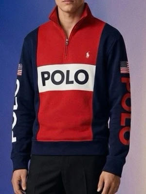 Röd och marinblå POLO hoodie half zip - Snygg hoodie från Polo Ralph Lauren i rött och marinblått med vit panel och stor POLO-logga framtill. Långärmad modell med amerikanska flaggor på ärmarna och half zip-dragkedja. Perfekt för dig som vill sticka ut med sportig streetstyle.