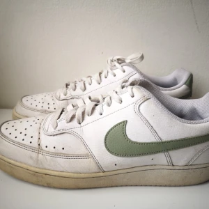 Vita Nike sneakers skor strl.44 - skor i använt skick. innermått med mätsticka 26 cm