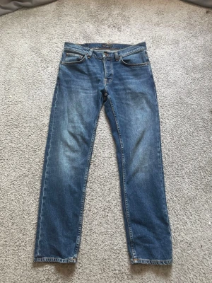Nudie Jeans (HELT NYA) - Tja säljer nu mina HELT nya Nudie Jeans! (Endast använda 1 gång! Kvitto finns!!!) då efter de var fel storlek! Därav mitt pris! Är köpta för 1599kr i butik (SE KVITTO sista bilden) Mitt pris: 949kr Modell: Sollid ollie Storlek: W 32, L 32.