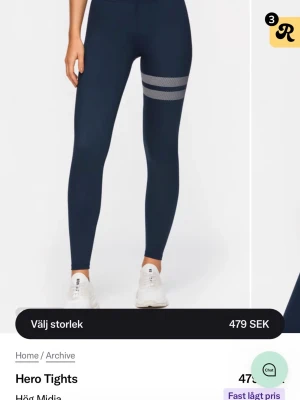 Mörkblå och svarta tights med detaljer - Säljer två par snygga leggings med hög midja. Ett par är mörkblå med två gråa ränder på låret och det andra paret är helsvart med diskreta svarta ränder på låret. Både från stronger i storlek xs
