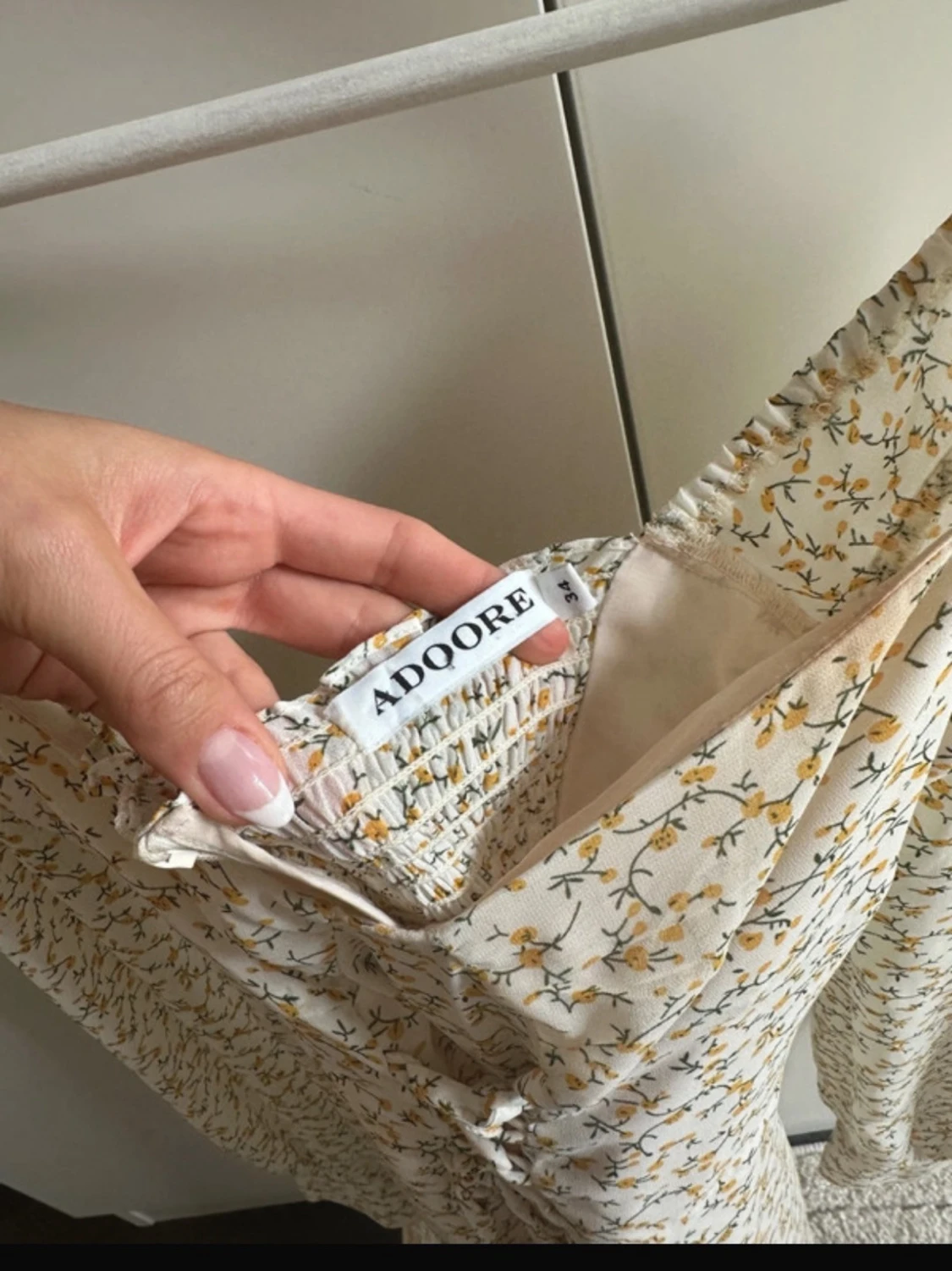 Blommig vit klänning adoore  - 2