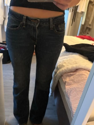 Mörkblå Levi’s jeans - Snygga lågmidjade jeans från Levi’s, använda typ 2 gånger. Som nya. Storlek W27 L34. Nypris 950kr