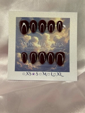 DeeplyRed (S);ExtraShortAlmond  - Snygga handgjorda press-on naglar i en djup vinröd färg. Naglarna har en elegant extra kort almondform och en glansig finish. Perfekta för dig som vill ha en trendig och unik look. S: 15 mm, 11,5 mm, 12 mm, 11 mm, 9 mm 