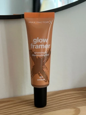Max Factor Glow Framer Skin Tint - Max Factor Glow Framer Skin Tint i färgen 40 amber. Nypris 185🤎https://www.kicks.se/max-factor-glow-framer-skin-tint-40-amber-30-ml