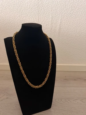 Elegant kungslänk / Byzantinsk halskedja – 6 mm, ca 60 cm ✨ - Snygg och stilren halskedja i klassisk byzantinsk/kungslänk-design. Kedjan har en exklusiv flätad struktur som ger ett lyxigt och tidlöst utseende – passar lika bra till vardag som fest.  * Bredd: ca 6 mm * Längd: ca 60 cm * Färg: Guldton