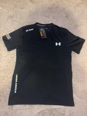 Under Armour tränings-T-shirt – Strl M/S - OBS: Strl M men passar S också  Helt ny tränings-T-shirt från Under Armour med prislapp kvar. Lätt och bekväm, perfekt för träning eller vardagsbruk.   