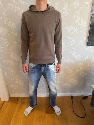 Brun merinoull hoodie  - Säljer en enkel och stilren merinoull hoodie från Oscar Jacobson som är helt ny, använd två gånger. Skick 10/10, Storlek S, hör gärna av er vid fler frågor eller funderingar. Mvh