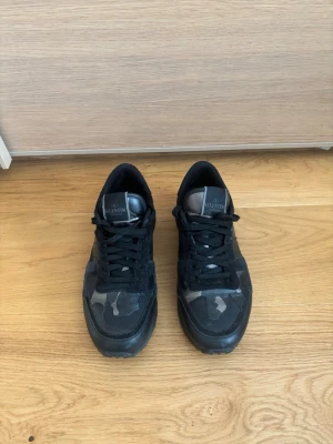 Valentino Rockrunners - Säljer ett par valentino skor i otroligt bra skick!obs inget kvitto eller box.
