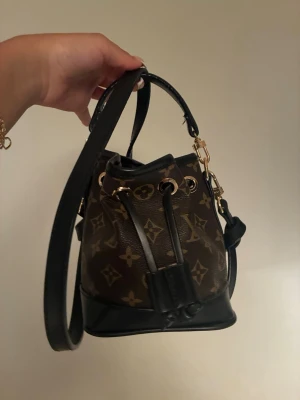 Brun väska - Säljer en snygg brun och svart bucket bag knappt använd