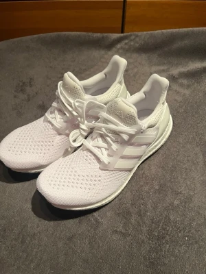 Adidas Ultraboost - Skor från Adidas | Storlek: 40 | Helt nya | Ingen box | Nypris 2049kr |