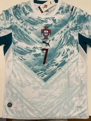 Ronaldo Portugal Vm 2026 - Fotbollströja i helt nytt och oanvänt skick med tag kvar. Detaljrik design och bekvämt material som passar både till match och vardag. Detta är en inofficiell version av modellen. Storlek M