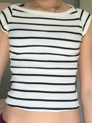 Zara topp - Tight vit-och svartrandig t-shirt från Zara. Storlek S, men är mindre i storleken och har lite deofläckar